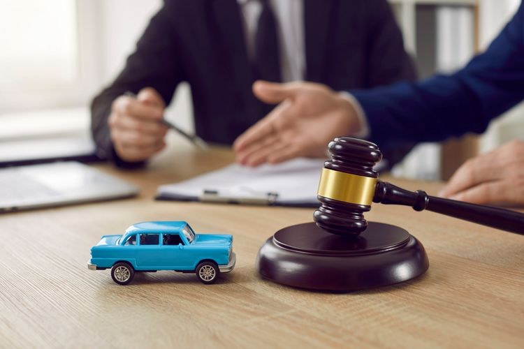 car accident lawyers speak to settle a car accident case