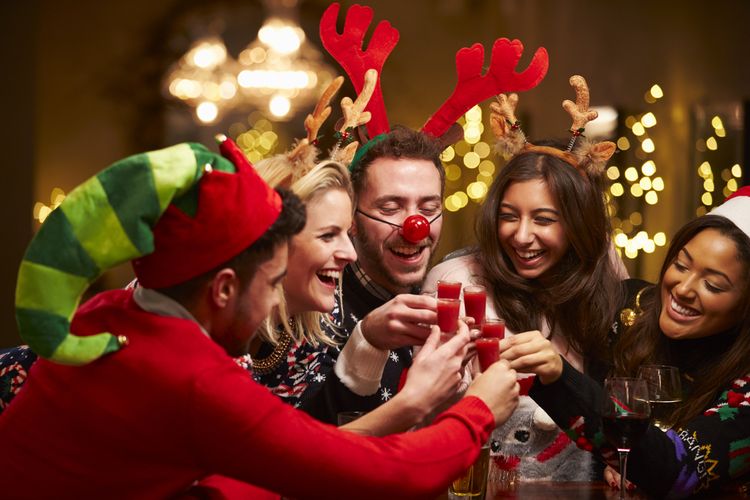 people drinking at a Christmas party, avoid the gift of Christmas DUI